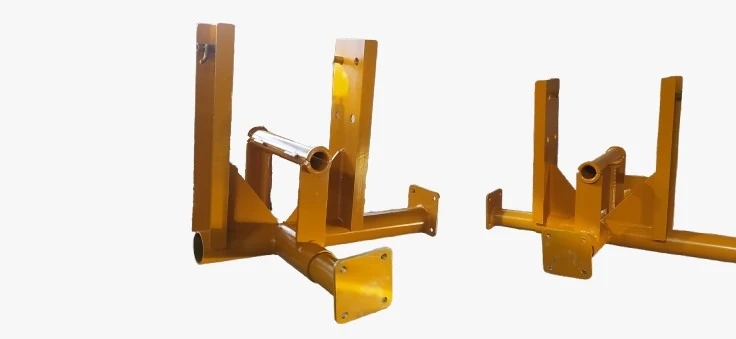 MUCHACHO CON ABRAZADERA CABLES ALTA TENSION